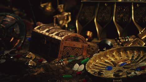 Schätze-In-Einer-Dunklen-Höhle-Mit-Münzen,-Diamanten-Und-Gold